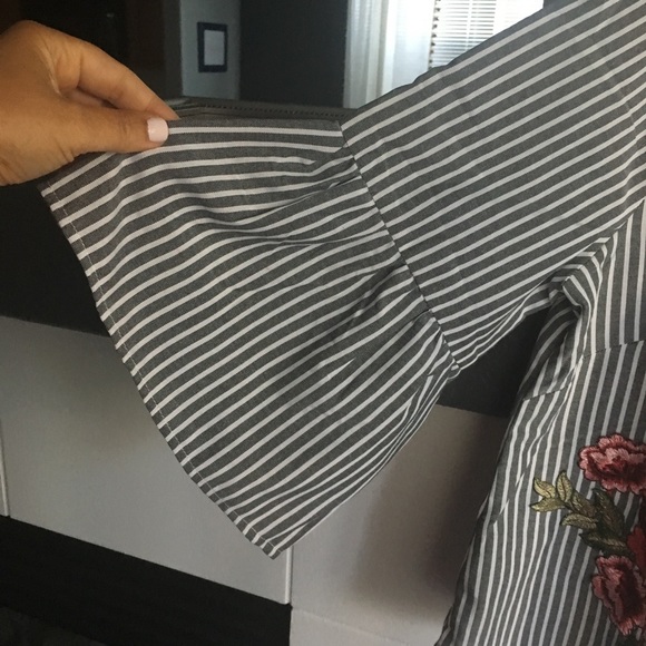 ✨NWT✨ Pretty Striped Bell Sleeve Embroidered Top - Picture 4 of 7